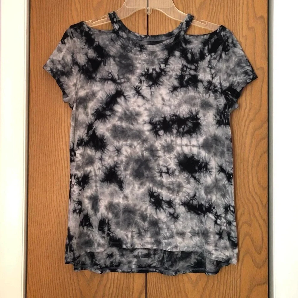 American Eagle Black & White Tie Dye Cold Shoulder Soft T Shirt Size Medium - Picture 3 of 4